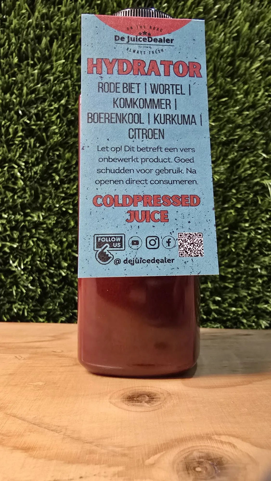 "Hydrator Cold-Pressed Juice met productlabel, waarop de ingrediënten rode biet, wortel, komkommer, boerenkool, kurkuma en citroen duidelijk zichtbaar zijn."
