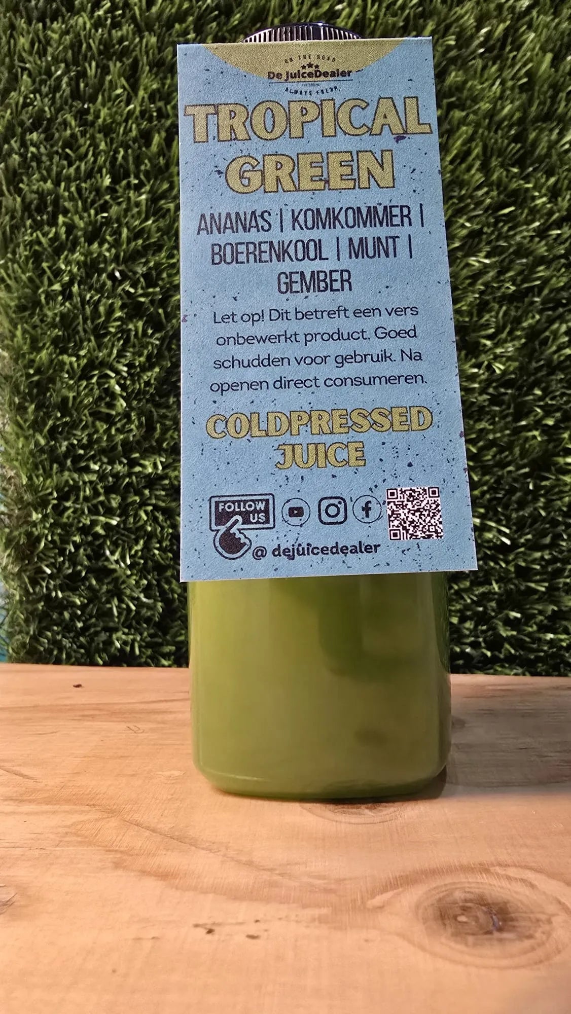 "Tropical Green Cold-Pressed Juice met productlabel, waarop de ingrediënten ananas, komkommer, boerenkool, munt en gember duidelijk zichtbaar zijn."