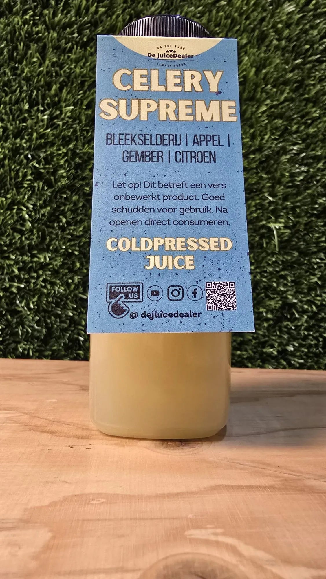 Celery Supreme Cold-Pressed Juice met productlabel, waarop de ingrediënten bleekselderij, appel, gember en citroen duidelijk zichtbaar zijn