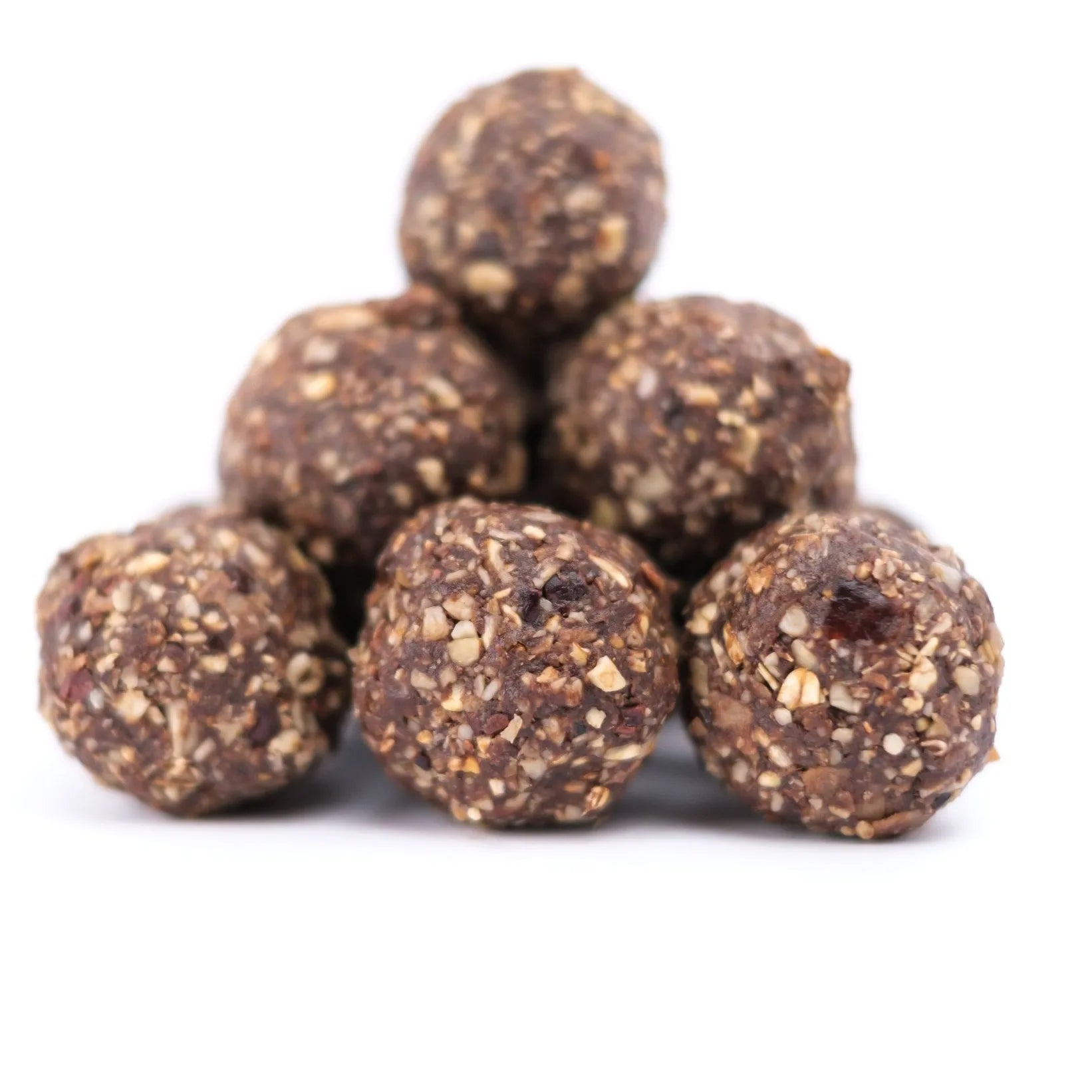 Choco Peanut Power Bliss Balls, een stapel energierijke bliss balls gemaakt van cacao, pinda's en havermout, gepresenteerd op een witte achtergrond